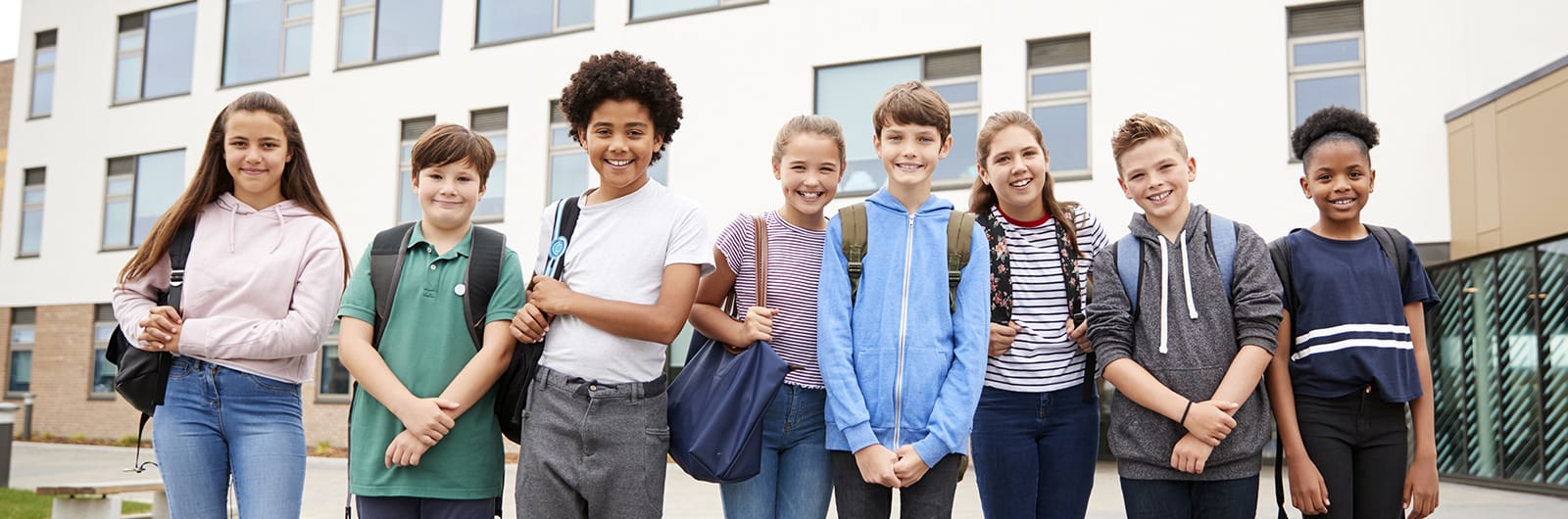 Niños en la entrada de la academia